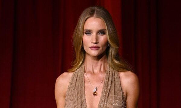 Strawberry blonde: Η ξανθιά απόχρωση που λατρεύουν οι beauty addicts μετά τα 40
