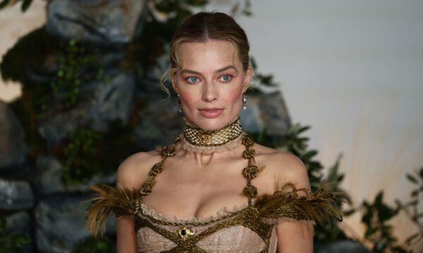 Sunkissed Blush: Η μόδα που προσφέρει ηλιοκαμένη φωτεινότητα στο πρόσωπο
