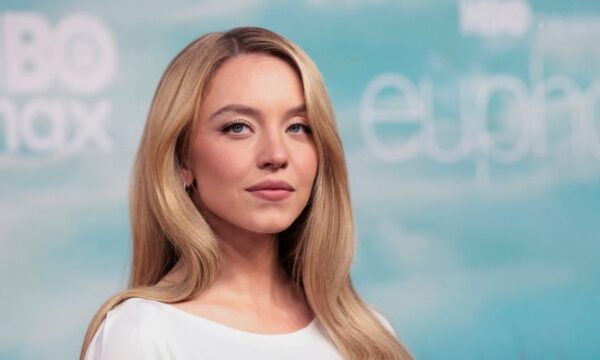 Η Sydney Sweeney στην πρεμιέρα του Euphoria με αστραφτερά «glass» μαλλιά και απαλό glam μακιγιάζ
