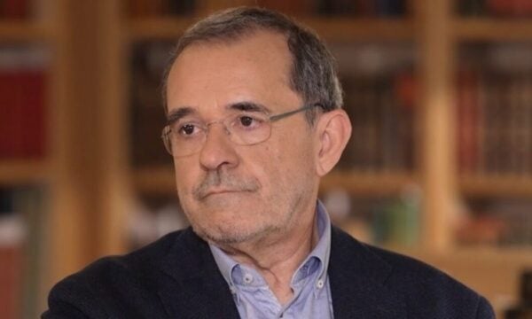 Παύλος Τσίμας: «Είμαστε άνθρωποι – Η περιέργεια, το κουτσομπολιό και τα μυστικά των άλλων μας μαγεύουν»