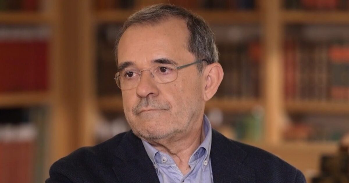 Παύλος Τσίμας: «Είμαστε άνθρωποι – Η περιέργεια, το κουτσομπολιό και τα μυστικά των άλλων μας μαγεύουν»