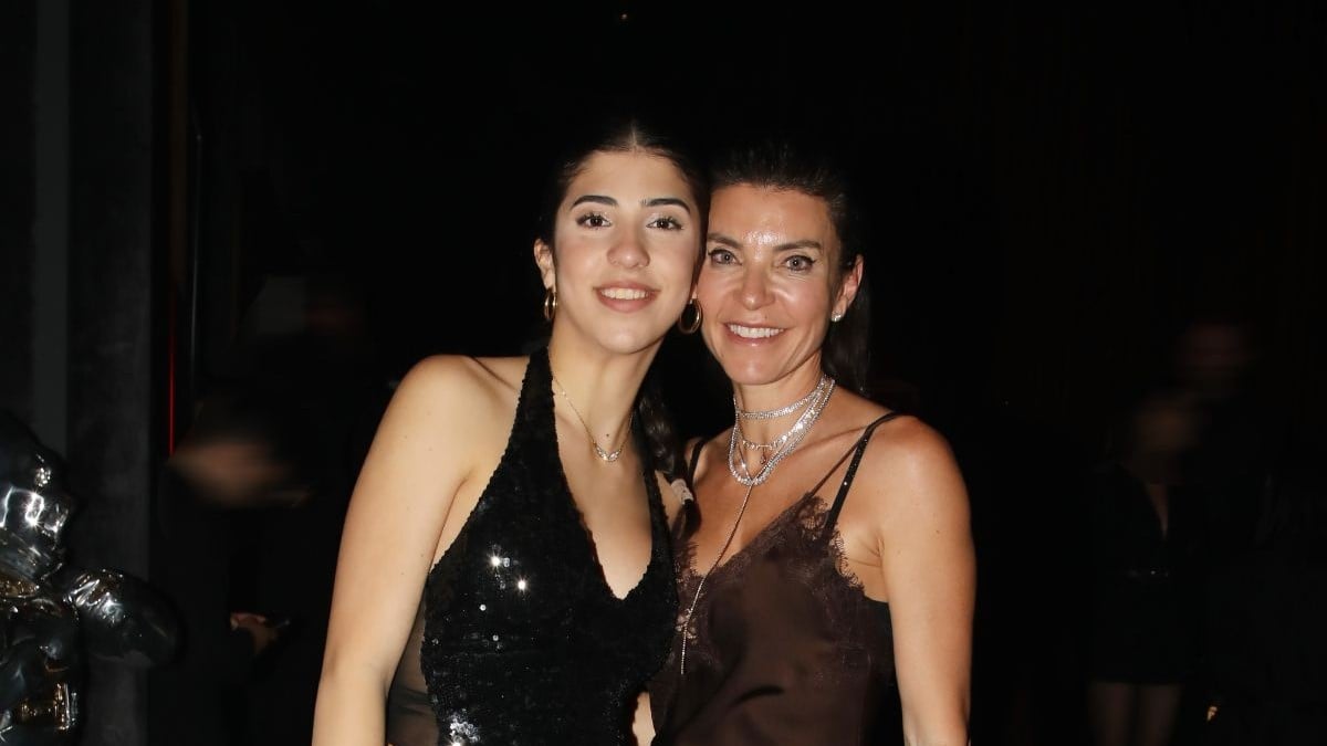 Μαρίνα Βερνίκου: Βραδινή βόλτα με την κόρη της φορώντας σατέν φόρεμα και μπότες