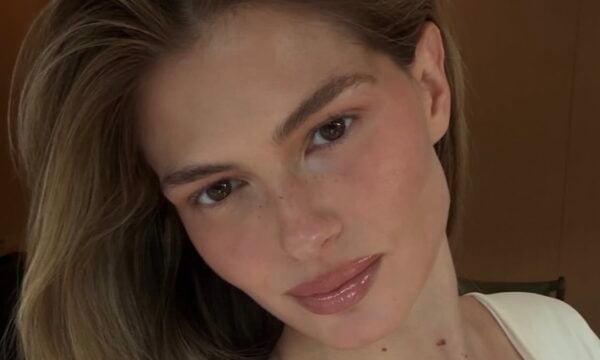Αμαλία Κωστοπούλου: Δείχνει ότι τα basic looks είναι η κορυφαία τάση