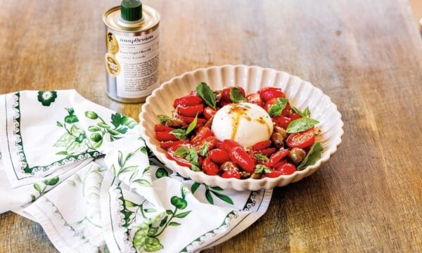 Σαλάτα με φρέσκια burrata