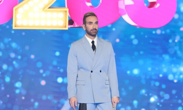 Νίκος Κοκλώνης με Dior στο J2US και κομψό powder blue κοστούμι