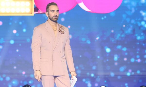 Νίκος Κοκλώνης με κομψό κοστούμι Dior στο J2US