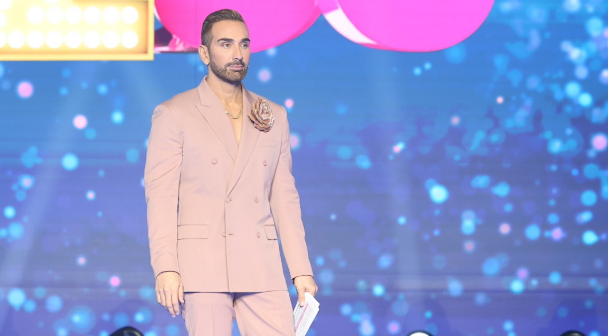 Νίκος Κοκλώνης με κομψό κοστούμι Dior στο J2US