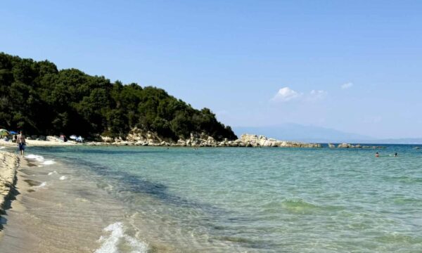 “4+1 κοντινές ακτές από τη Θεσσαλονίκη για την πρώτη καλοκαιρινή βουτιά”
