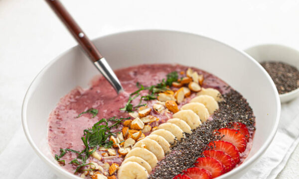 Smoothie bowl με χειροποίητο γάλα αμυγδάλου