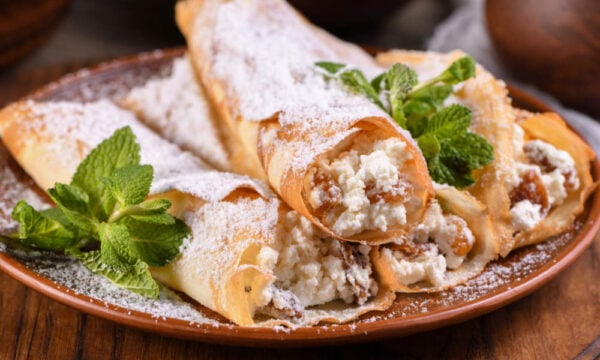 Γεμιστές κρέπες με φρέσκο cottage cheese και μέλι