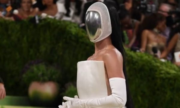Κέιτι Πέρι: Η εμφάνιση στο Met Gala που προκάλεσε συζητήσεις!
