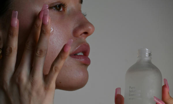 Glass Skin στο Σπίτι: Τα 5 στάδια για ακτινοβόλο δέρμα χωρίς θεραπείες