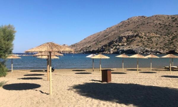 Το ελληνικό νησί που αυτό το καλοκαίρι θα προσφέρει προσβάσιμες παραλίες και δωρεάν ομπρέλες σε όλους