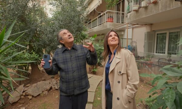 «Πάμε μια βόλτα;»: Ο Λάκης Λαζόπουλος, από τον ακάλυπτο της «Κυριακής των παπουτσιών» ανακοινώνει το κλείσιμο μιας εποχής