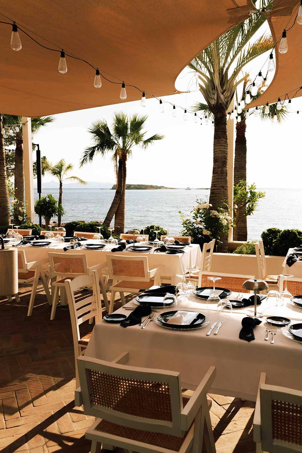 Ο Emporio Armani μας προσκάλεσε στο Sea Satin Athens Riviera και το περιβάλλον ήταν γεμάτο στιλ.