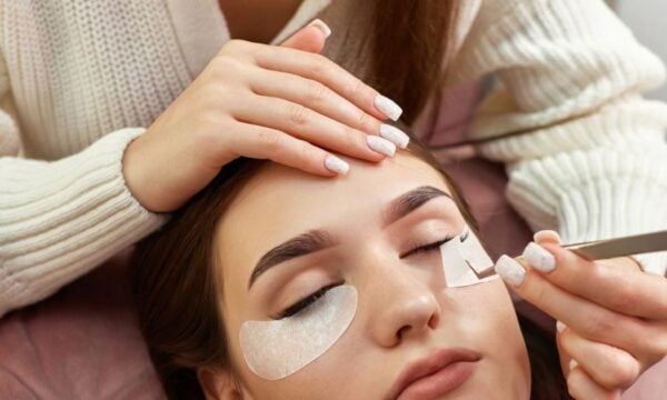 Θα εμπιστευόσουν ένα ρομπότ για Lash Lift; Το AI φέρνει αυτοματισμούς και στη βιομηχανία ομορφιάς