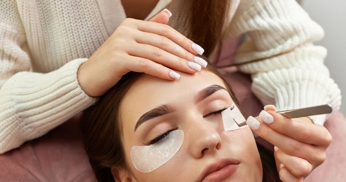 Θα εμπιστευόσουν ένα ρομπότ για Lash Lift; Το AI φέρνει αυτοματισμούς και στη βιομηχανία ομορφιάς