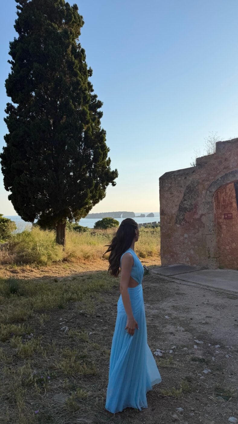 Αμαλία Κωστοπούλου: Η συγκινητική στιγμή που ο Πέτρος Κωστόπουλος την οδηγεί στον γαμπρό – Βίντεο