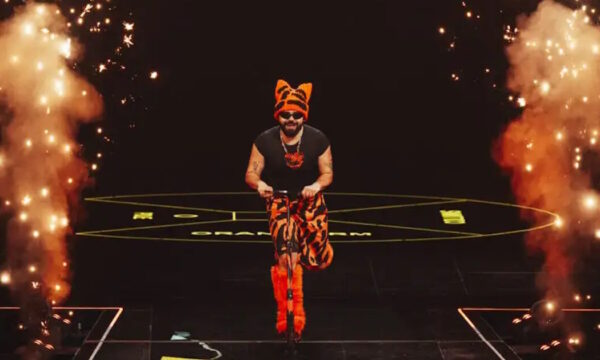 Eurovision 2026 – Akylas: Σκηνή σαν video room, η λύρα της Έλενας Παπαρίζου και η συμμετοχή της Παρθένας Χοροζίδου