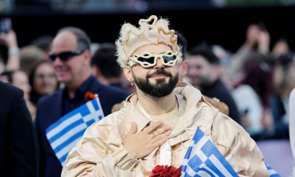 Eurovision 2026 – Akylas: Η ελληνική αποστολή χορεύει συρτάκι «Ζορμπά» στο γαλάζιο χαλί