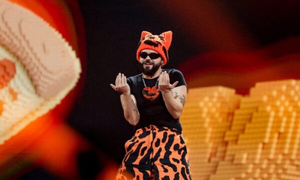 Eurovision 2026: Ο τραυματισμός του Akyla πριν τον τελικό και οι τροποποιήσεις στο πρόγραμμά του