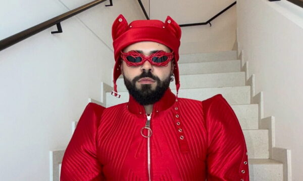 Akylas: «Μεγάλωσα σε μια μικρή ελληνική πόλη ως queer αγόρι με έντονο bullying – Χωρίς χρήματα και διασυνδέσεις»