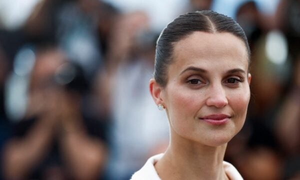 Η Alicia Vikander αναδεικνύει ξανά το minimal beauty look