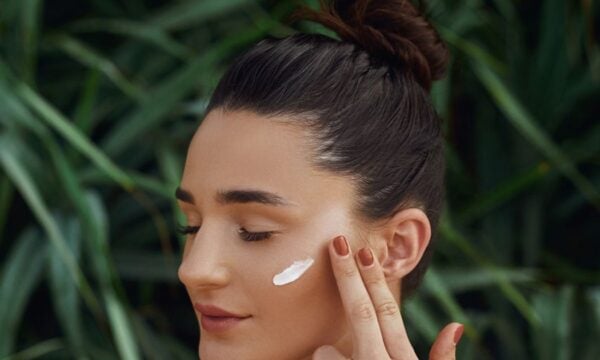 Lotion, σπρέι ή στικ; Ανακάλυψε την αντηλιακή σύνθεση που σου ταιριάζει