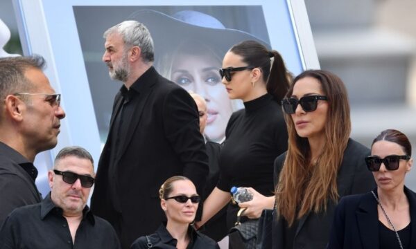 Αποχαιρετισμός Γωγώς Μαστροκώστα: Ολόκληρος ο καλλιτεχνικός κόσμος στο ύστατο αντίο – Εικόνες