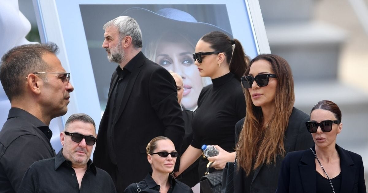 Αποχαιρετισμός Γωγώς Μαστροκώστα: Ολόκληρος ο καλλιτεχνικός κόσμος στο ύστατο αντίο – Εικόνες
