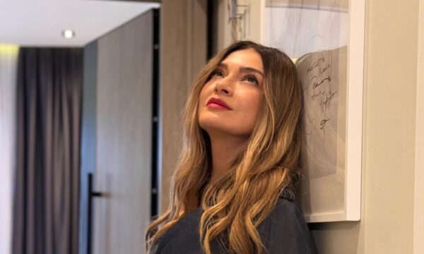 Αποστολία Ζώη: «Η πόρτα του φλερτ έχει μισοκλείσει για μένα τώρα – Όταν αγγίζεις τον πάτο, το μόνο που μένει είναι η επιφάνεια»