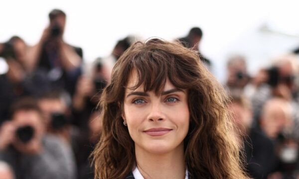 Η Cara Delevingne κατέπληξε στις Κάννες με το τέλειο french girl χτένισμα