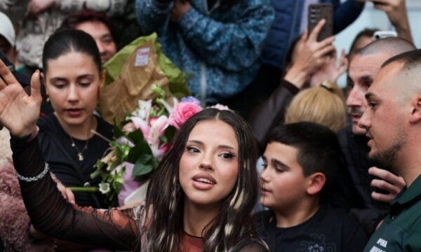Eurovision 2026: Η θριαμβεύτρια Dara επέστρεψε στη Βουλγαρία και αποθεώθηκε στο αεροδρόμιο – Εικόνες