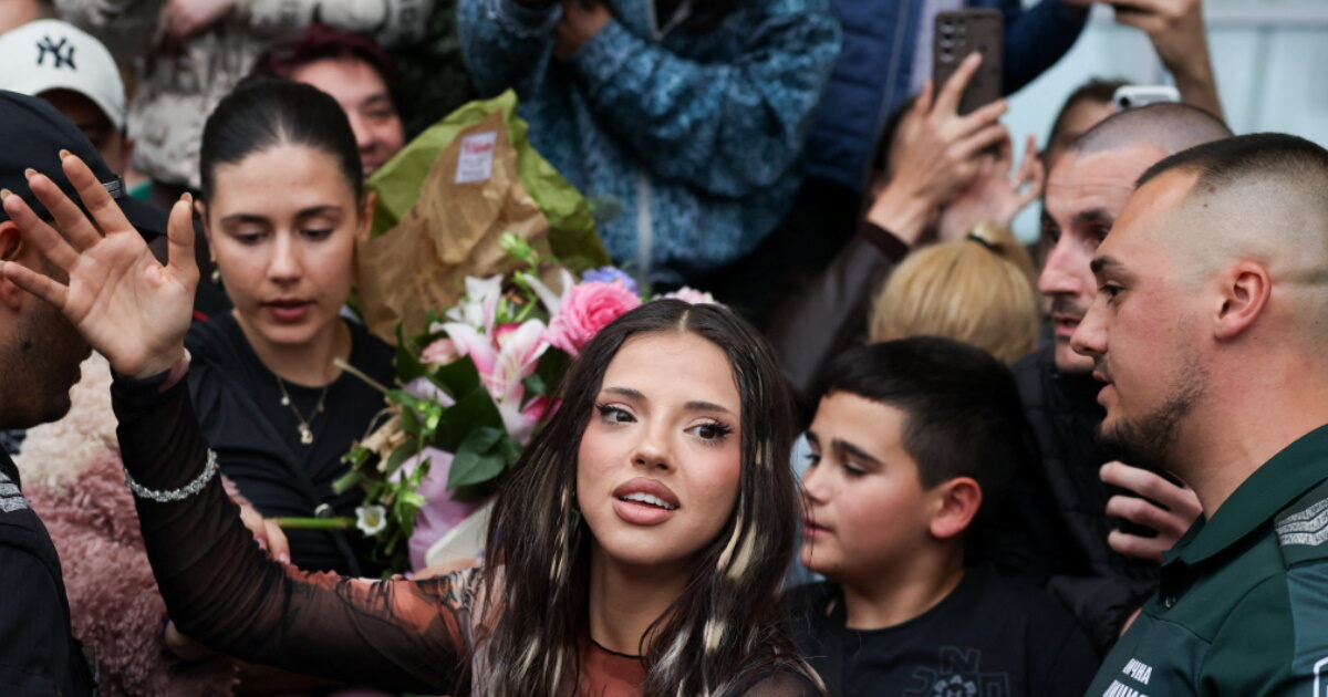 Eurovision 2026: Η θριαμβεύτρια Dara επέστρεψε στη Βουλγαρία και αποθεώθηκε στο αεροδρόμιο – Εικόνες