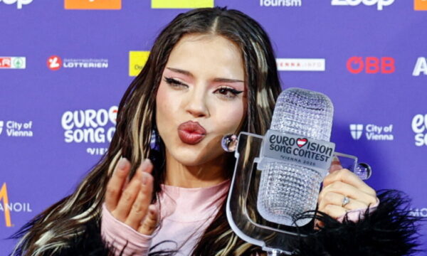 Eurovision 2026 – Dara: Η θριαμβεύτρια παντρεύτηκε πρόσφατα! Η τρυφερή αγκαλιά με τον άντρα της στα παρασκήνια