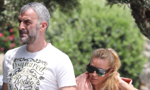 Γωγώ Μαστροκώστα: Πώς αντέδρασε η 18χρονη κόρη της στους δημοσιογράφους έξω από τον Ευαγγελισμό