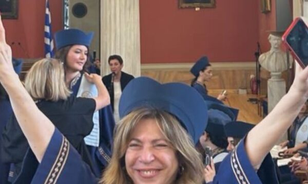 Δήμητρα Παπαδοπούλου: «Μπαμπά, απέκτησα το πτυχίο» – Ολοκλήρωσε τις σπουδές της στο Πανεπιστήμιο στα 64 της χρόνια