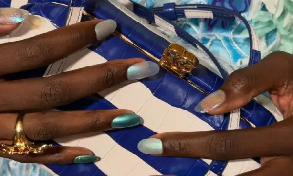 Rainbow Fish Nails: Η λαμπερή μόδα στο μανικιούρ για το Καλοκαίρι 2026 που θα φωτίσει τα νύχια σας