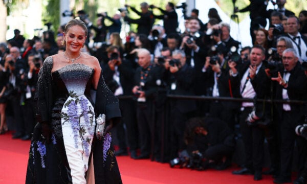 Κάννες 2026: Η Sharon Stone κατέφθασε στο φεστιβάλ και μάγεψε το κοινό