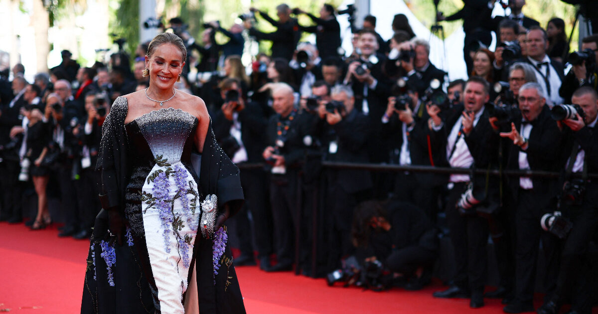 Κάννες 2026: Η Sharon Stone κατέφθασε στο φεστιβάλ και μάγεψε το κοινό