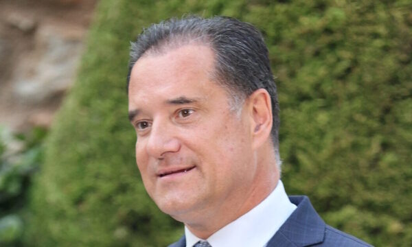 Ο Άδωνις Γεωργιάδης σχολιάζει τη φωτογραφία με γυναίκα σε ιδιωτική στιγμή: «Δεν είμαι εγώ, είναι δημιουργία ΑΙ»