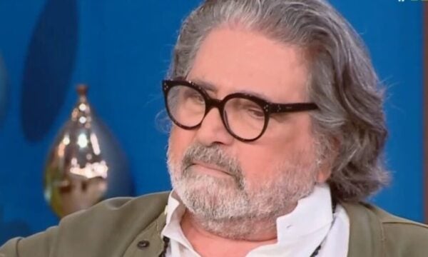 Γιώργος Χριστοδούλου: «Απευθυνόμουν στους γονείς μου στον πληθυντικό» – Η πραγματικότητα πίσω από την παρεξήγηση με την Καλλιόπη Ταχτσόγλου