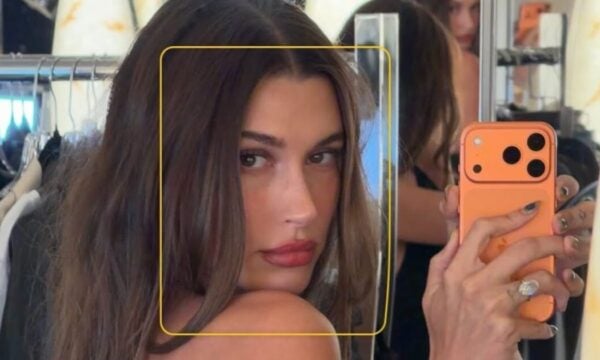 Η Hailey Bieber εγκατέλειψε τα «clean girl» νύχια και υιοθέτησε το πιο απλό DIY μανικιούρ της σεζόν