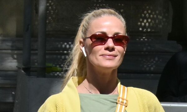 Ζέτα Μακρυπούλια: Το κομψό casual στυλ στο κέντρο της Αθήνας με παστέλ τόνους