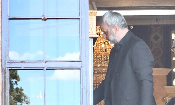 Γωγώ Μαστροκώστα: Συγκλονισμένος ο Τραϊανός Δέλλας στην τελετή – Η θερμή αγκαλιά με την πεθερά του