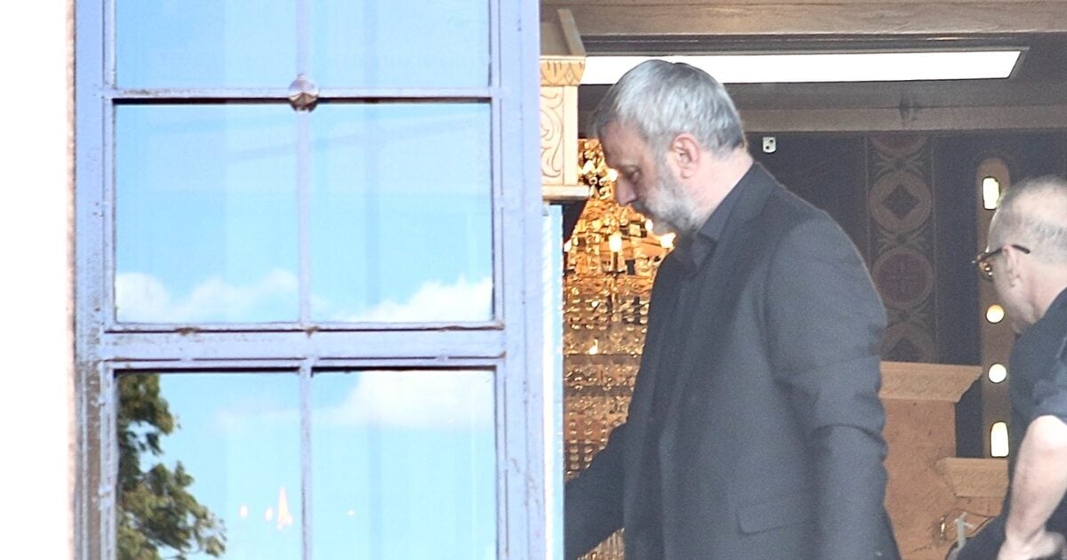 Γωγώ Μαστροκώστα: Συγκλονισμένος ο Τραϊανός Δέλλας στην τελετή – Η θερμή αγκαλιά με την πεθερά του
