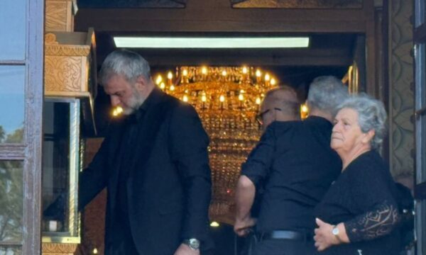 Γωγώ Μαστροκώστα: Καταρρακωμένος ο Τραϊανός Δέλλας στην τελετή αποχαιρετισμού της
