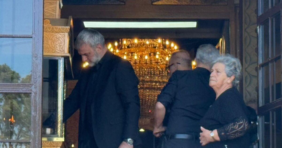 Γωγώ Μαστροκώστα: Καταρρακωμένος ο Τραϊανός Δέλλας στην τελετή αποχαιρετισμού της