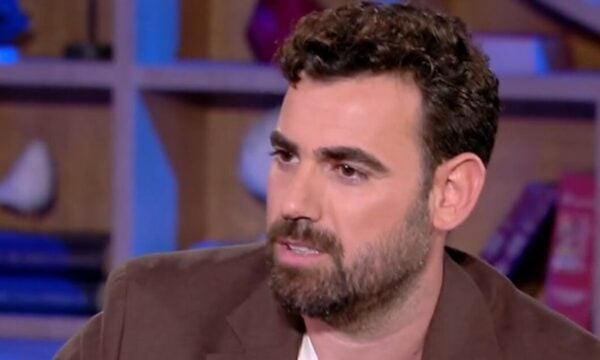 Νίκος Πολυδερόπουλος: Η δυσλεξία και η εξομολόγηση για τη σύντροφό του – «Τα πράγματα είναι λίγο δύσκολα τώρα με το παιδί»