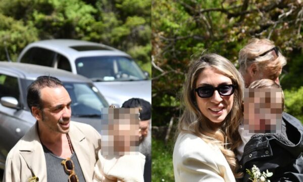 Πάνος Μουζουράκης – Μαριλού Κόζαρη: Ο γιος τους βαφτίστηκε με νονά την Έλενα Παπαρίζου – Αποκλειστικές εικόνες
